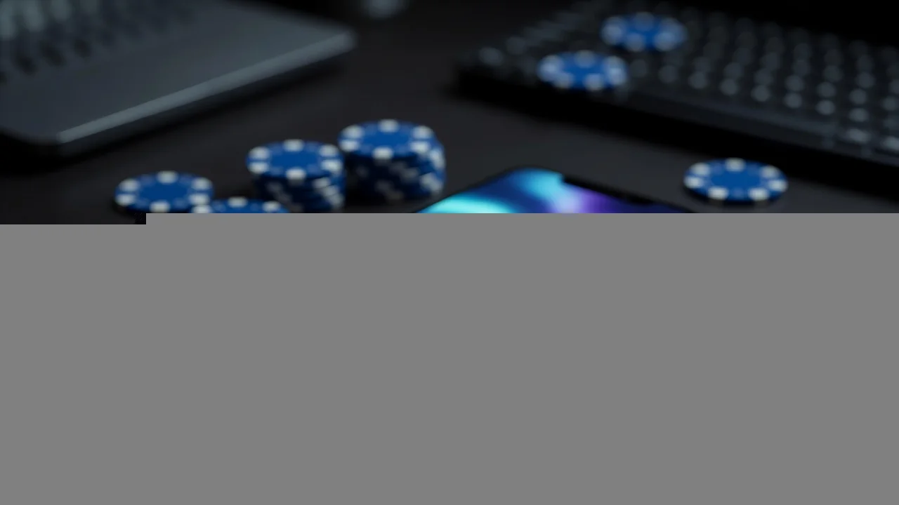 Yaşıl süfrə üzərində casino fişləri — 1Win güzgü ilə sorunsuz giriş